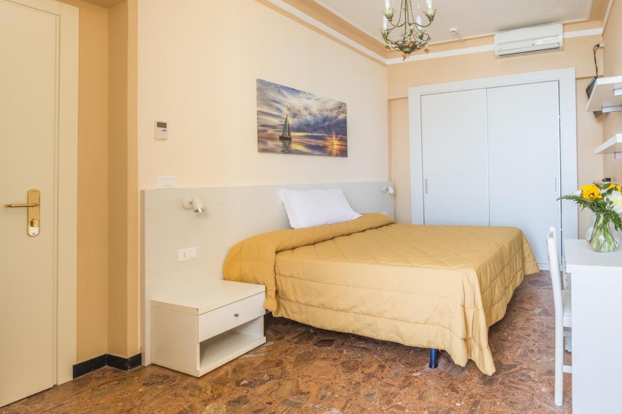 Kamer met 1 Groot Bed of 2 Aparte Bedden en Uitzicht op de Stad