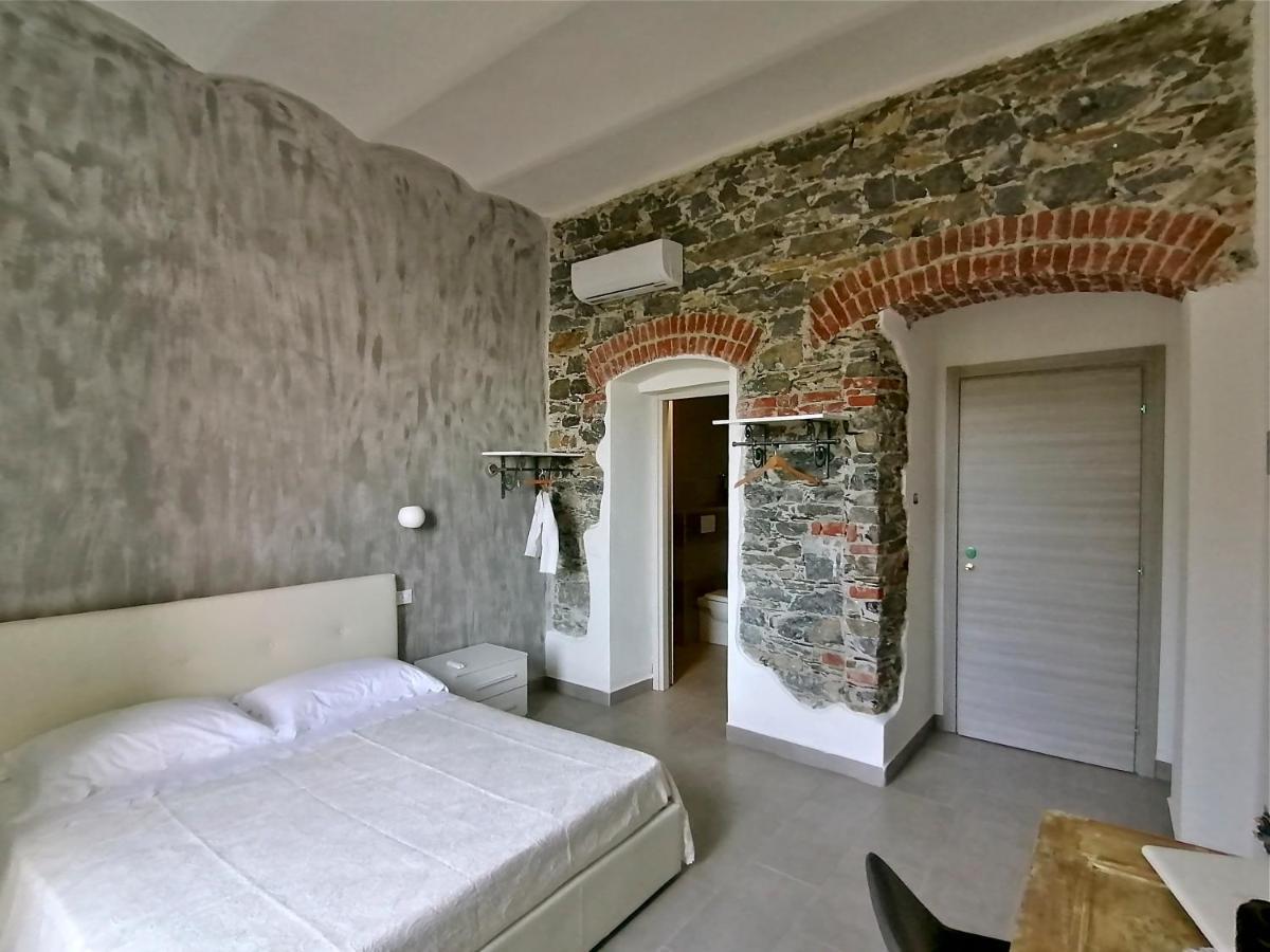 Deluxe Double Room with Side Sea View