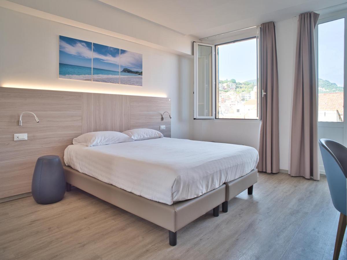 Doppel- oder Zweibettzimmer mit Zustellbett und Balkon
