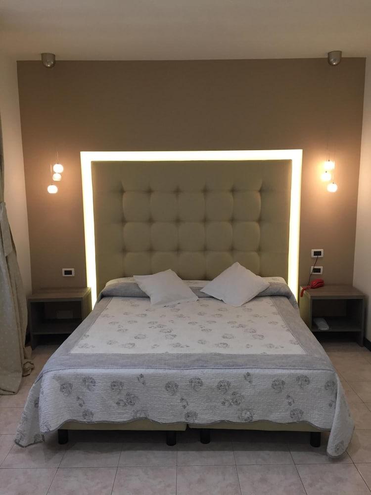 Deluxe Double Room,451371369:JPEG