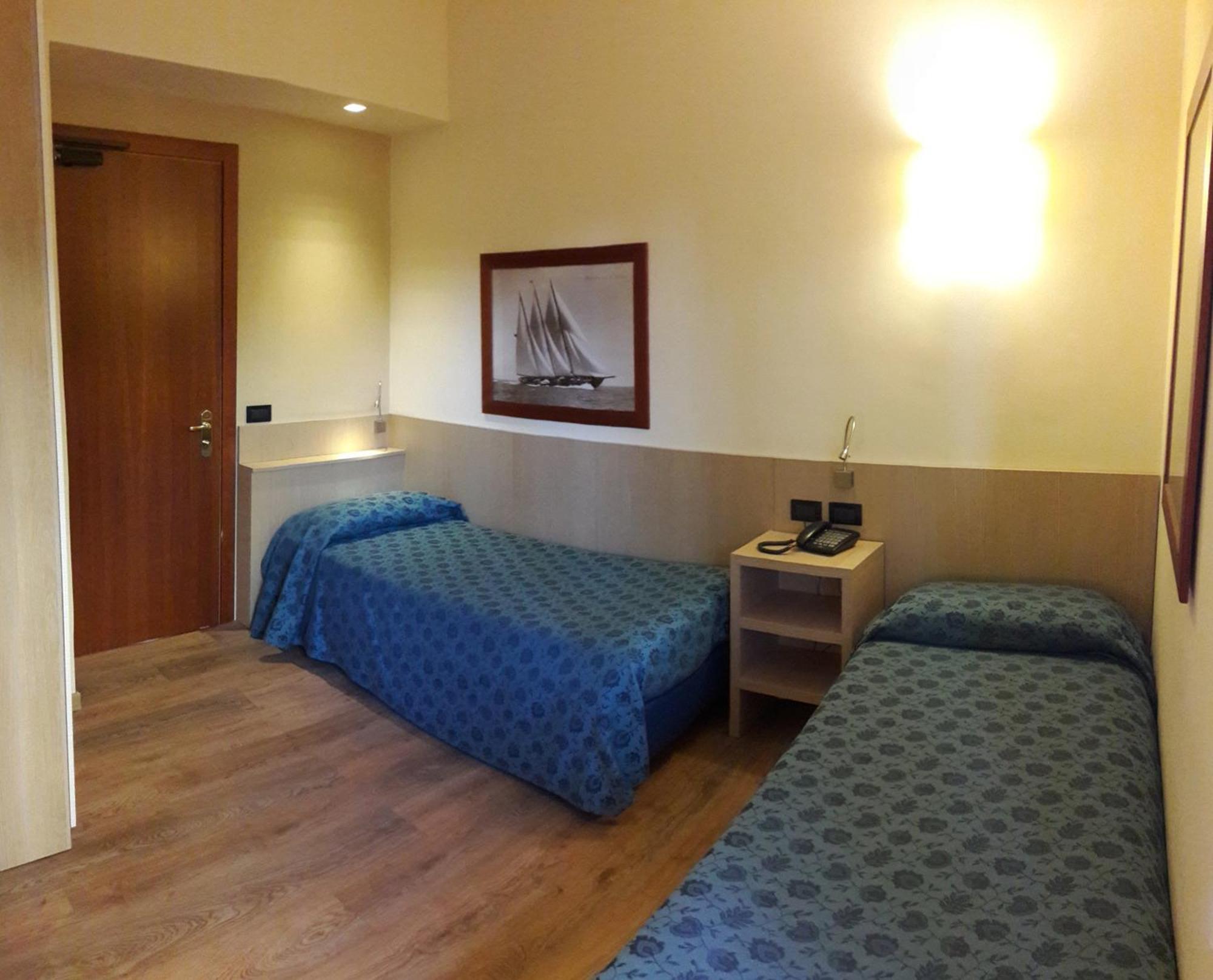 Quarto Econômico com 2 Camas de Solteiro