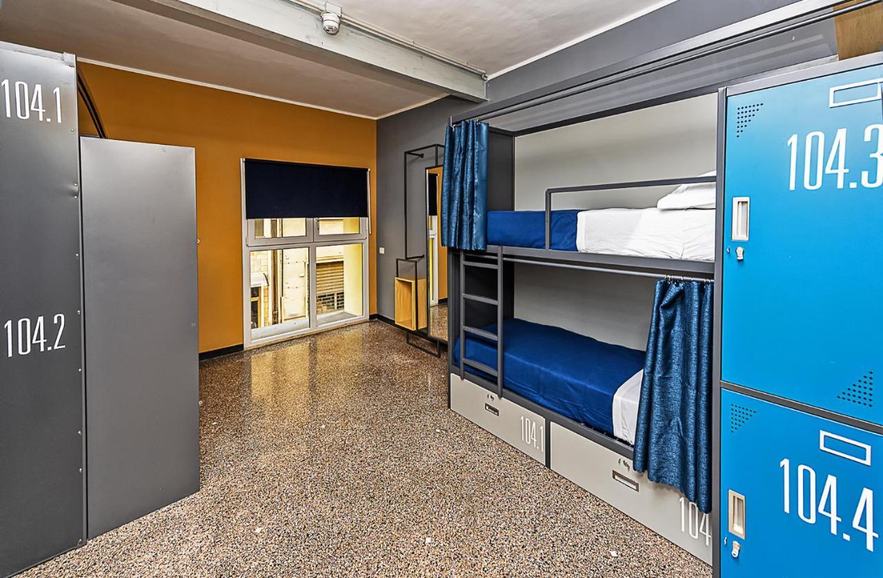 Cama en habitación compartida mixta de 4 camas con baño privado externo
