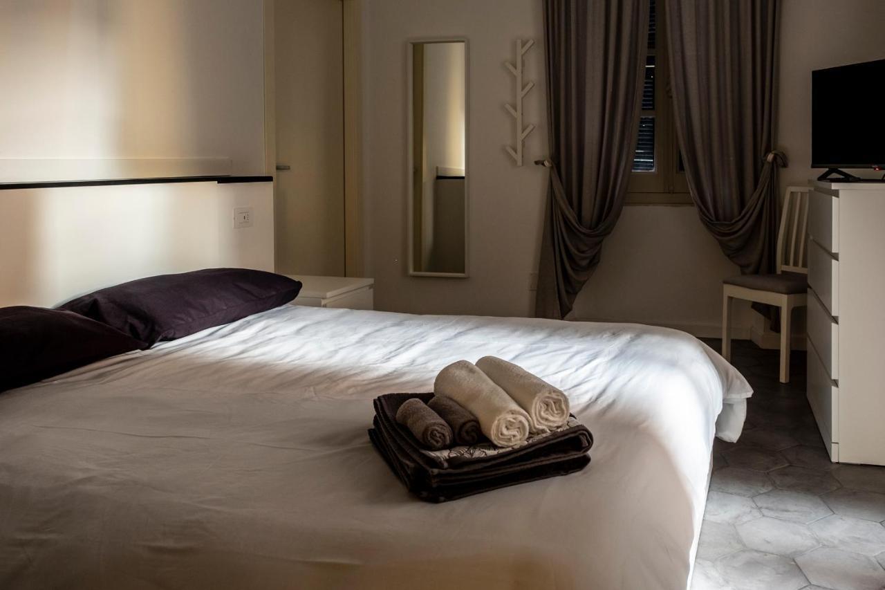 Zimmer mit Kingsize-Bett und Balkon