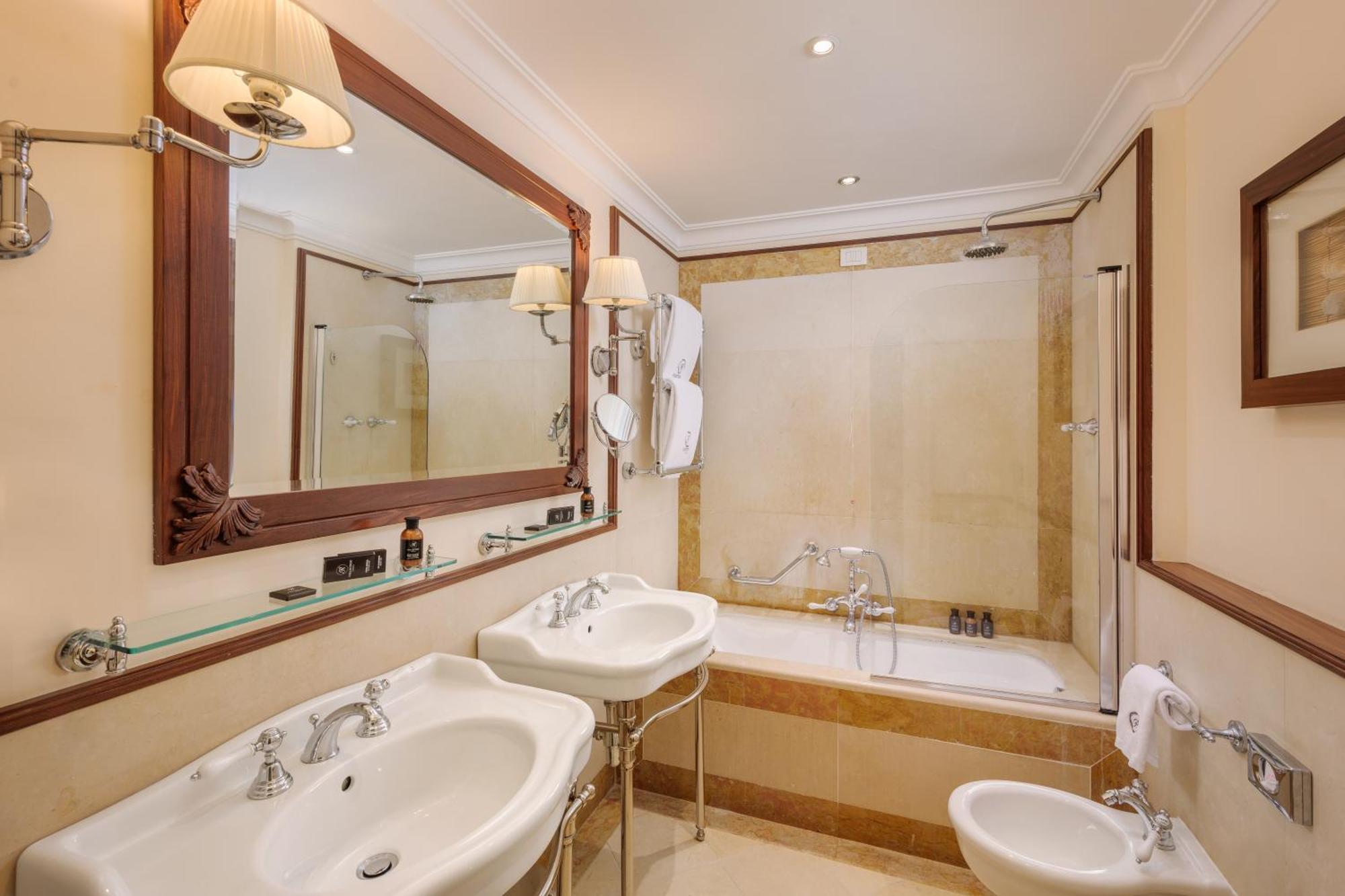 Zimmer Prestige mit seitlichem Meerblick