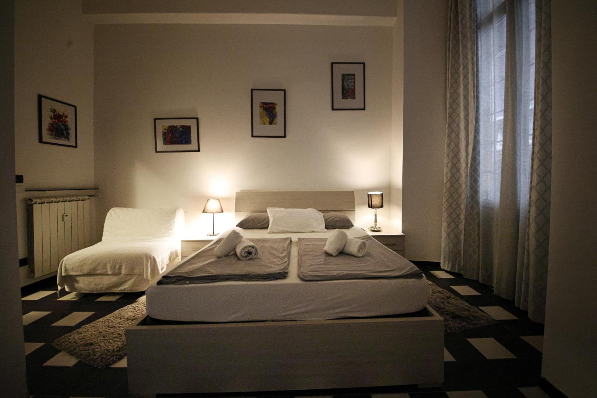 Quarto com 2 Camas de Solteiro e Banheiro Privativo