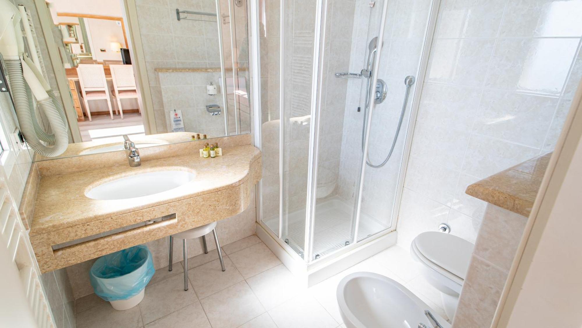 Tweepersoonskamer met Balkon en Uitzicht op Zee