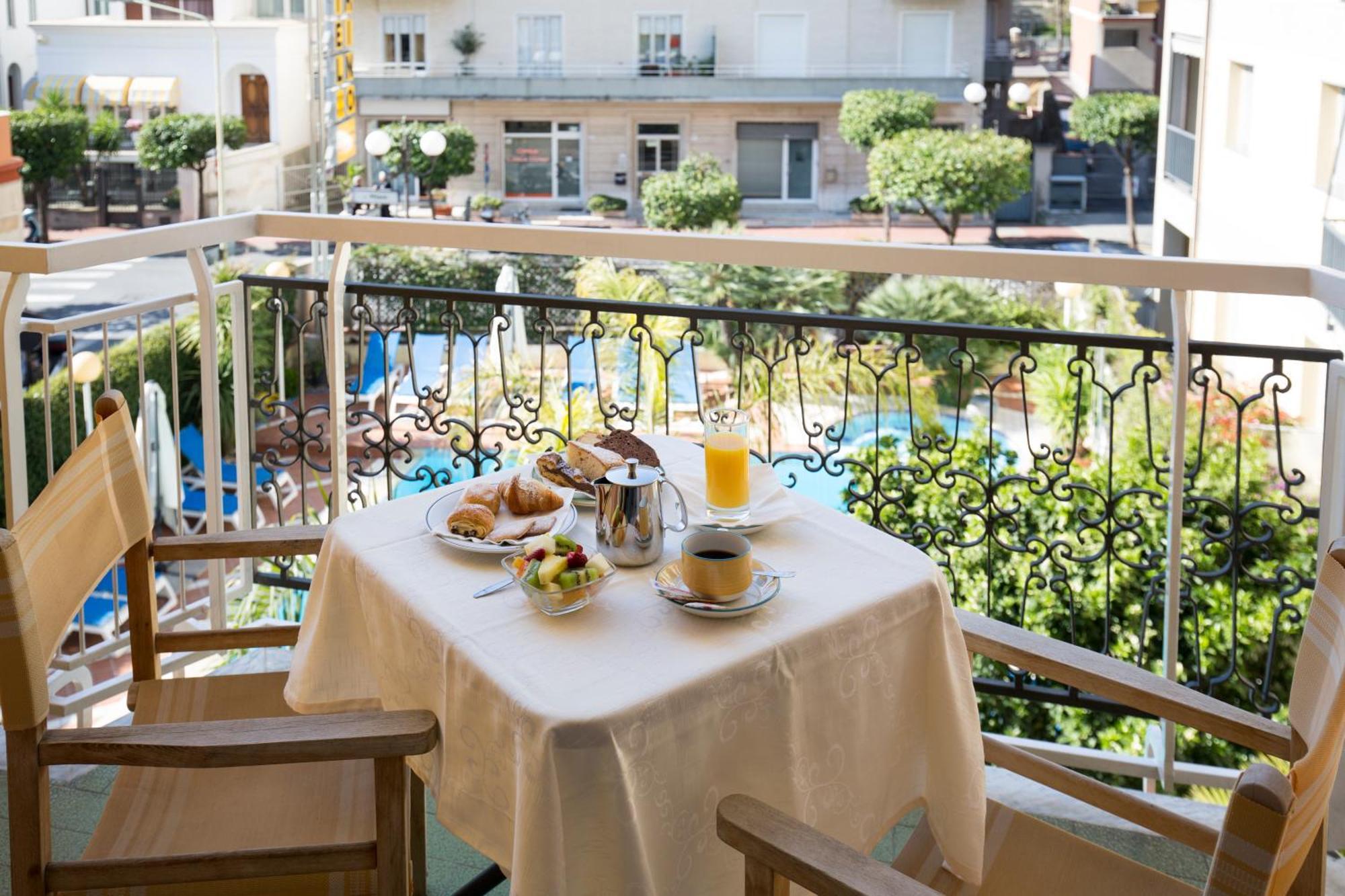 Suite Junior avec Balcon - Vue sur Piscine