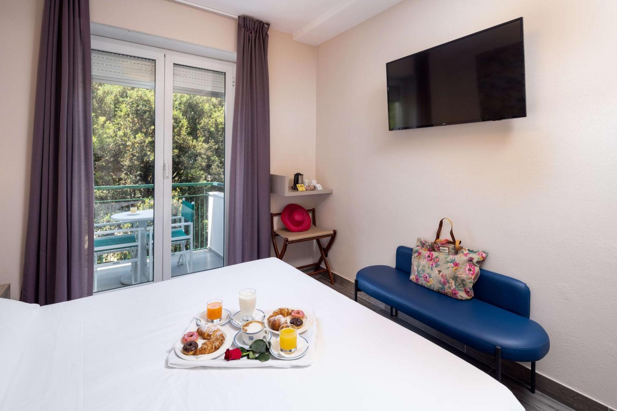 Queen Room with Balcony and Garden View