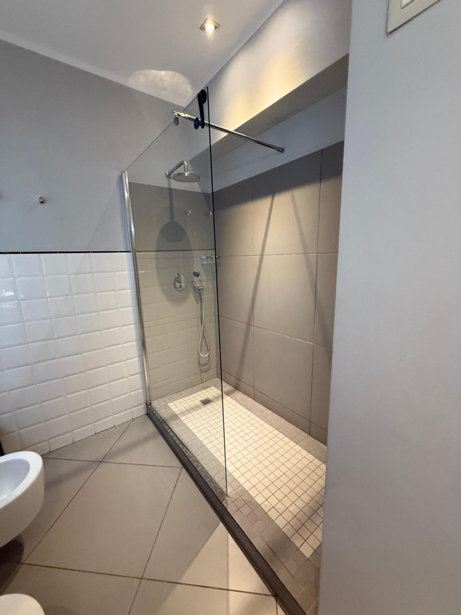 Tweepersoonskamer met 1 of 2 Bedden en Eigen Externe Badkamer
