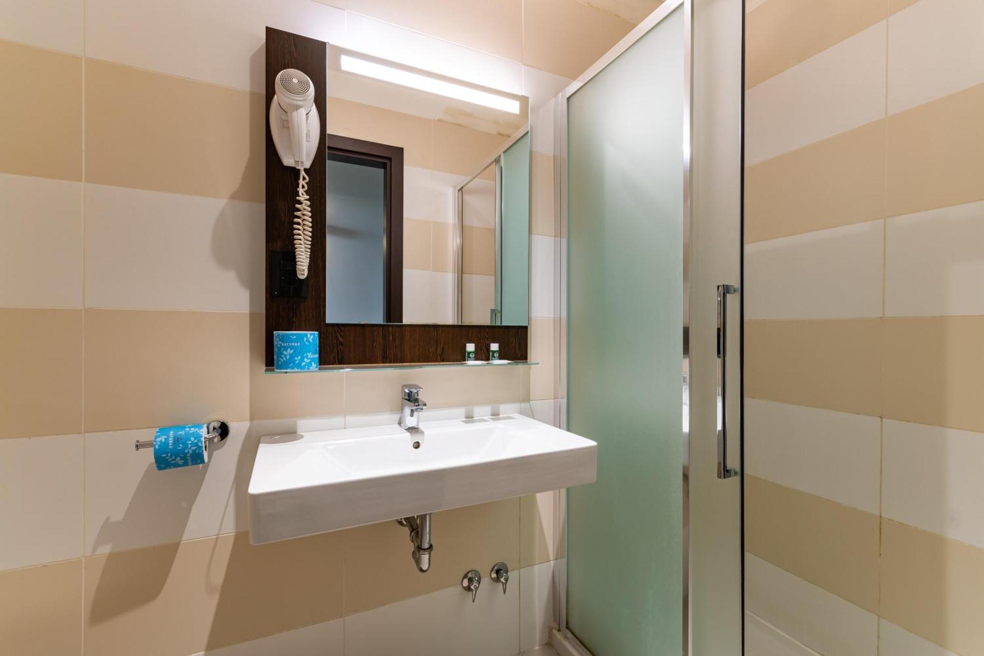 Double Room,1743126210:JPEG