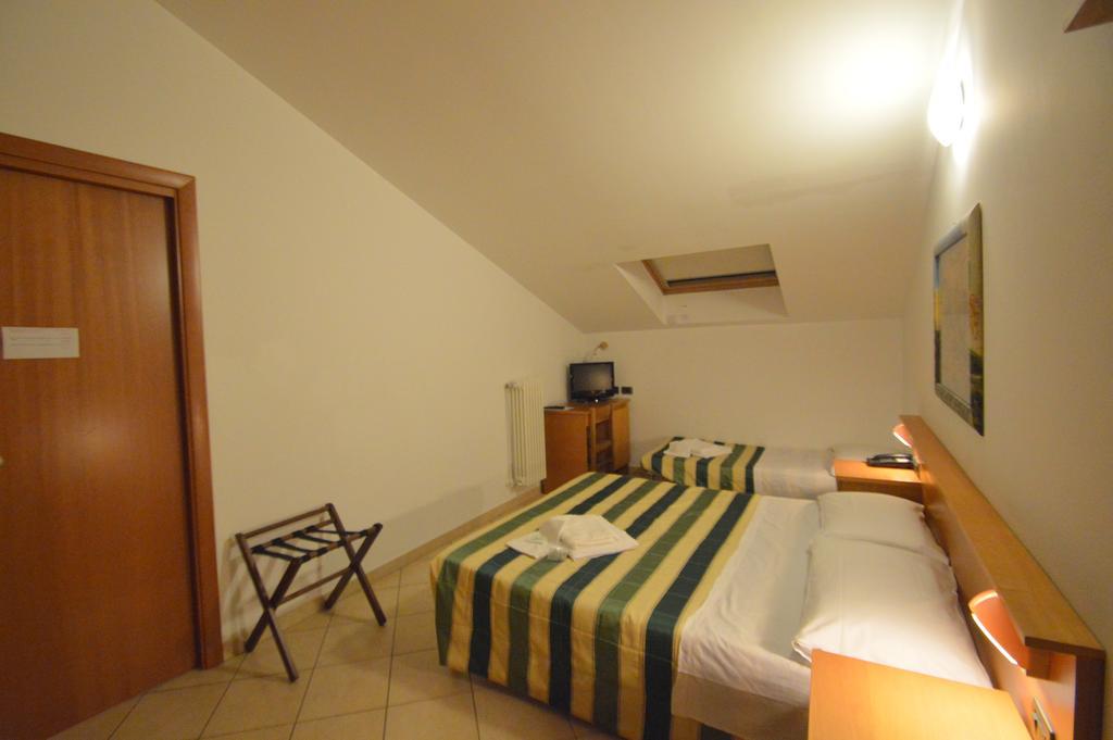Camera Matrimoniale/Doppia con Letti Singoli con Letto Supplementare
