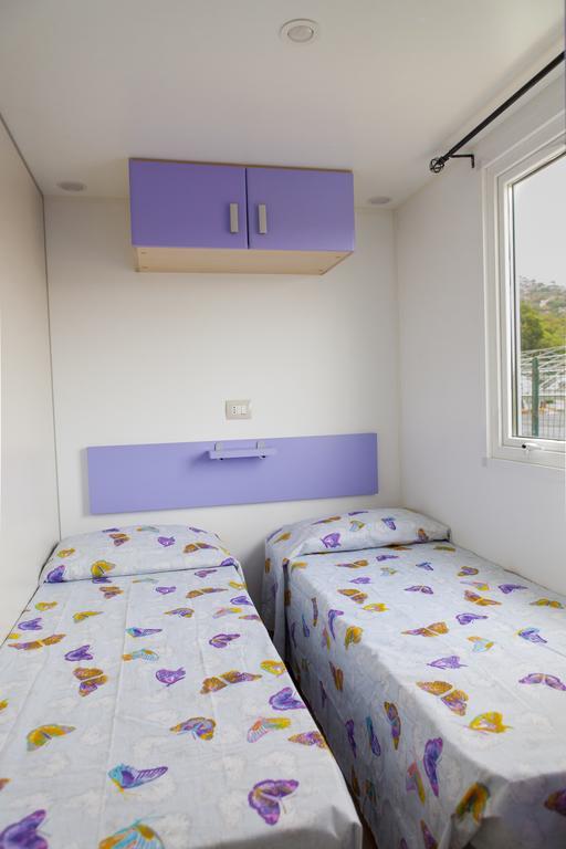 Mobile Home,227933069:JPEG