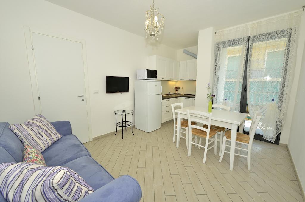 One-Bedroom Apartment 8,243495469:JPEG