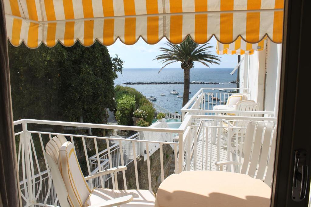 Double or Twin Room with Sea View
