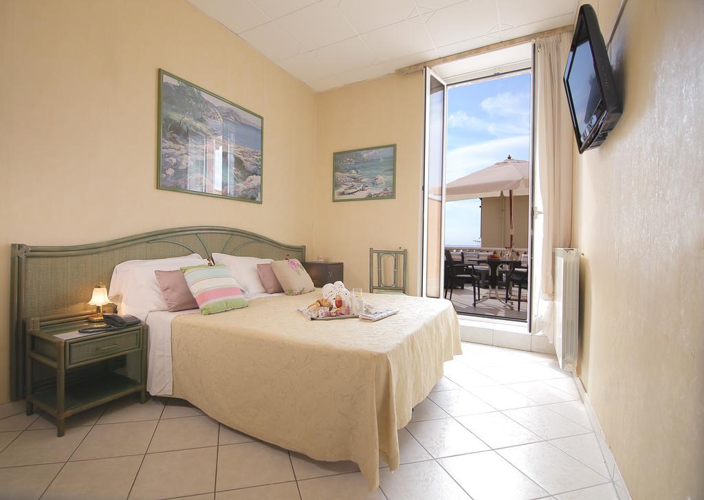 Double Room with Partial Sea View,415828596:JPEG