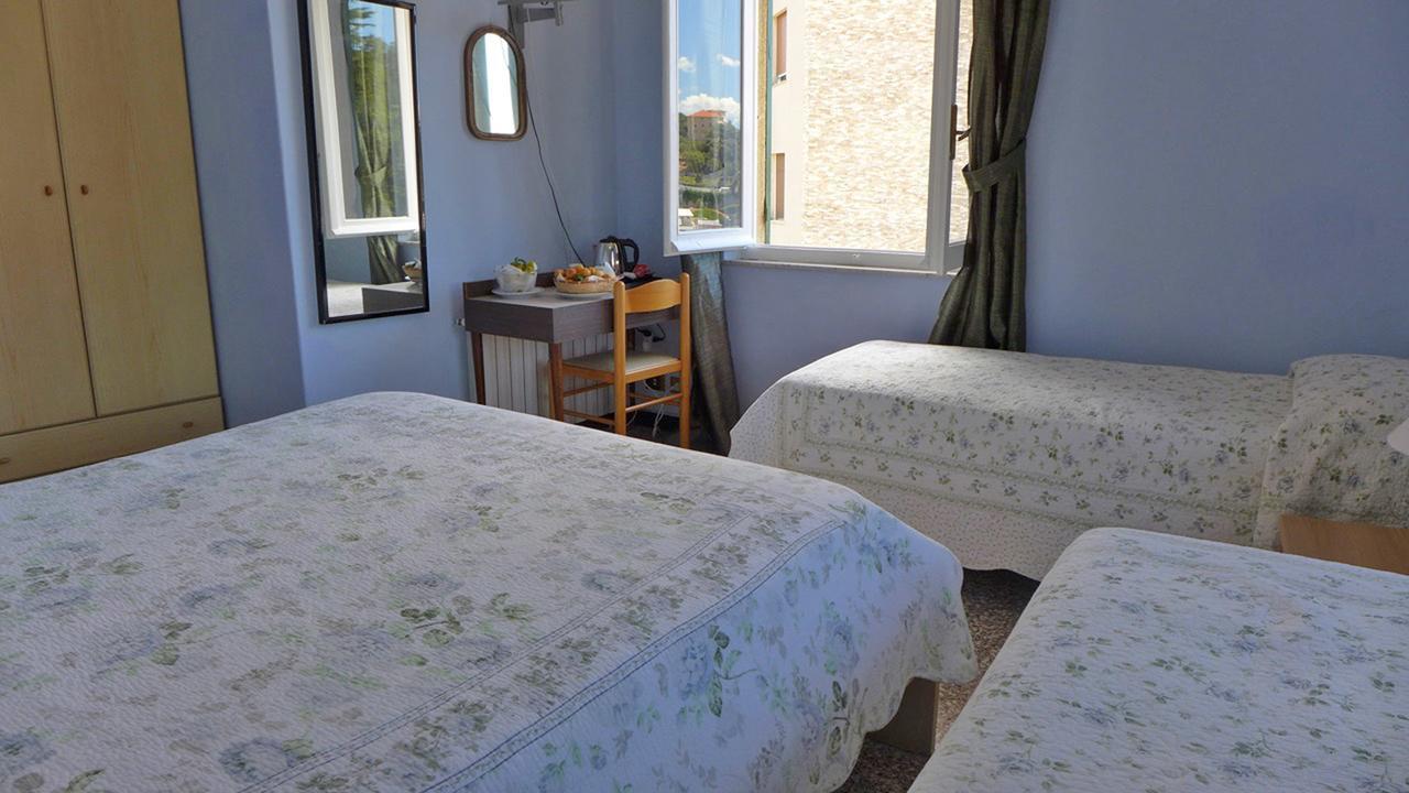 Doppel-/Zweibettzimmer mit Dusche