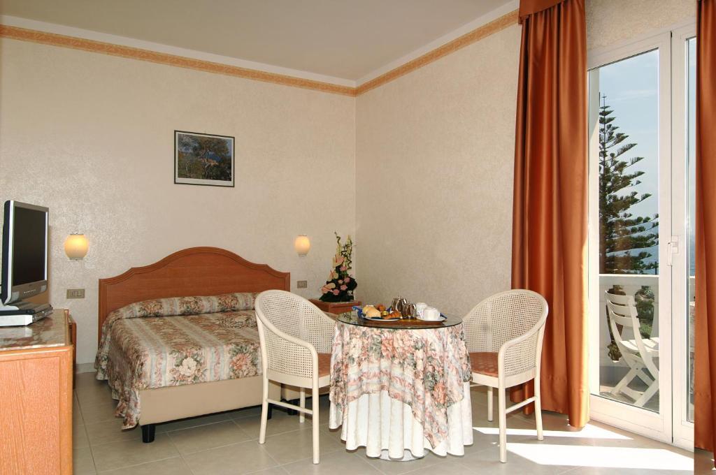Chambre Double avec Balcon - Vue Partielle sur Mer