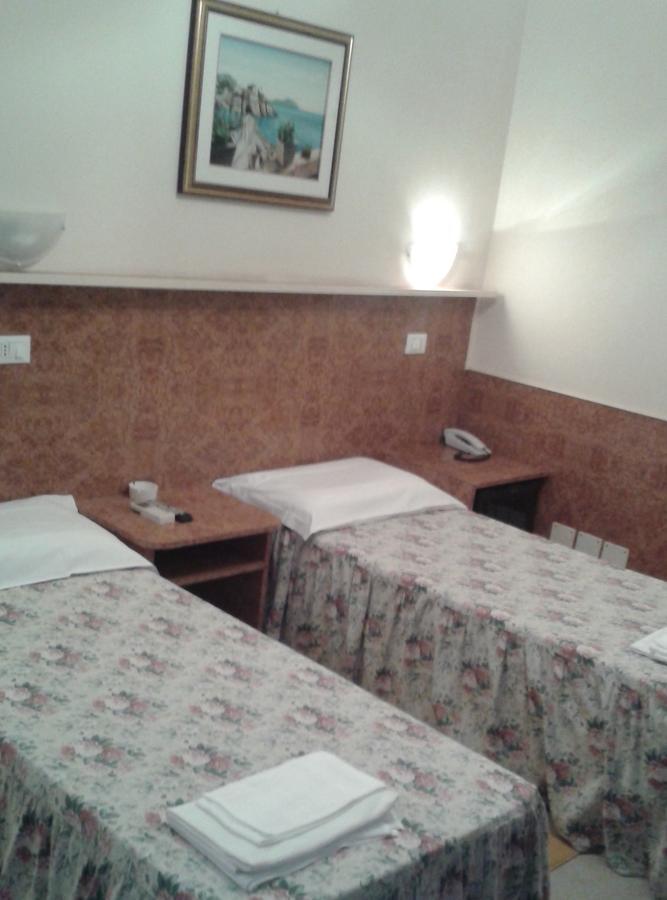Quarto com 2 Camas de Solteiro