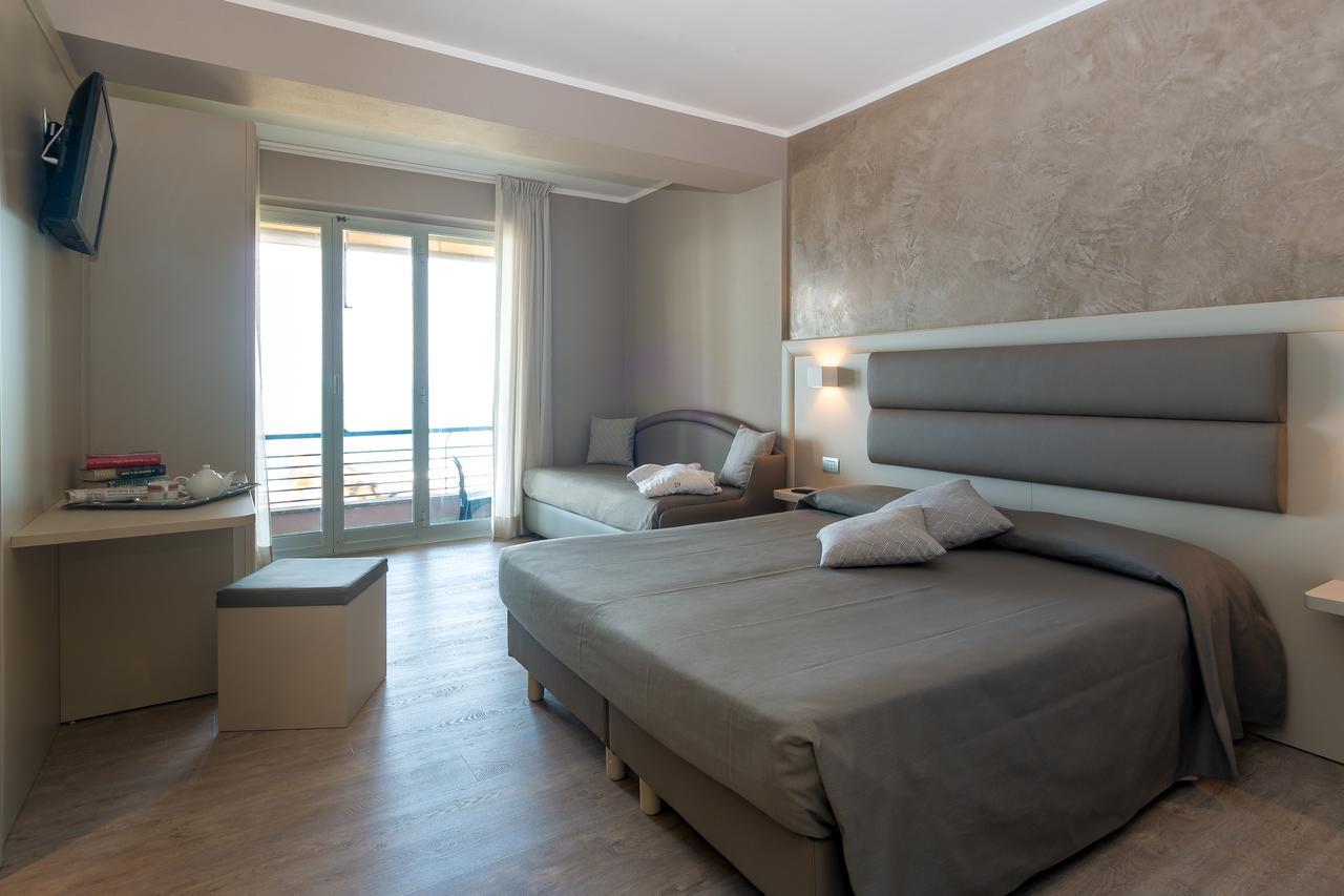 Chambre Triple Supérieure avec Terrasse et Vue sur la Mer