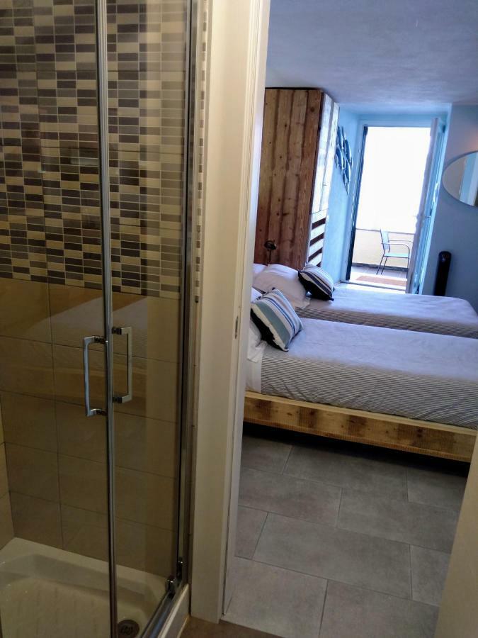 Doppel- oder Zweibettzimmer mit Meerblick und Balkon