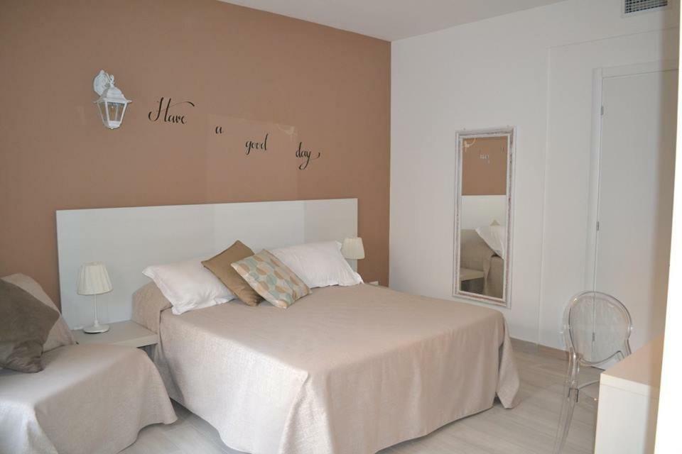 Deluxe Room (2 Adults + 1 Child),870321119:JPEG