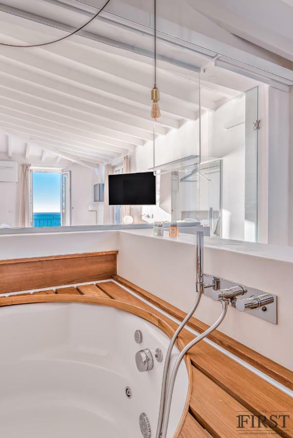 Royal Honeymoon Suite Jacuzzi & Amazing Seaview Terrace