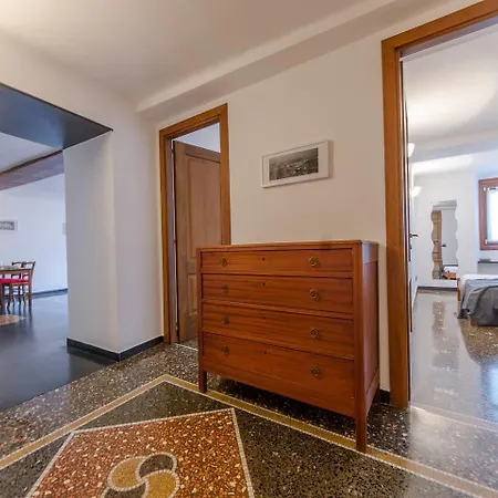Joivy Colorful Flat For 5 Close To Piazza De Ferrari-2