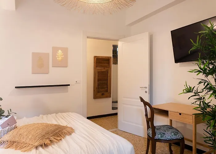 Ensemble Rooms Di Vayadu Alassio