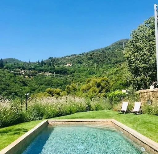 Charming Villa With Swimming Pool Near Alassio met een Zwembad