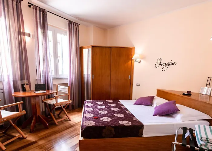 Levanto hotels near Madonnina della Punta
