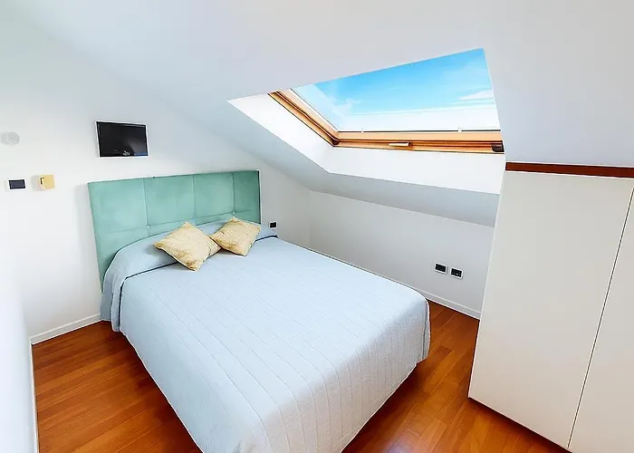 WELCOME RIVIERA - ATTICO SAN FAUSTINO 165 mq più 110 mq di terrazza- IN VILLA 700 ,VISTA MARE STREPITOSA-100 m dalla spiaggia-PARKING ESCLUSIVO Rapallo