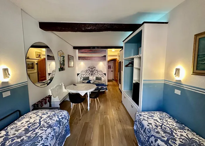 The Vernazza Main Plaza - Rooms & Suites