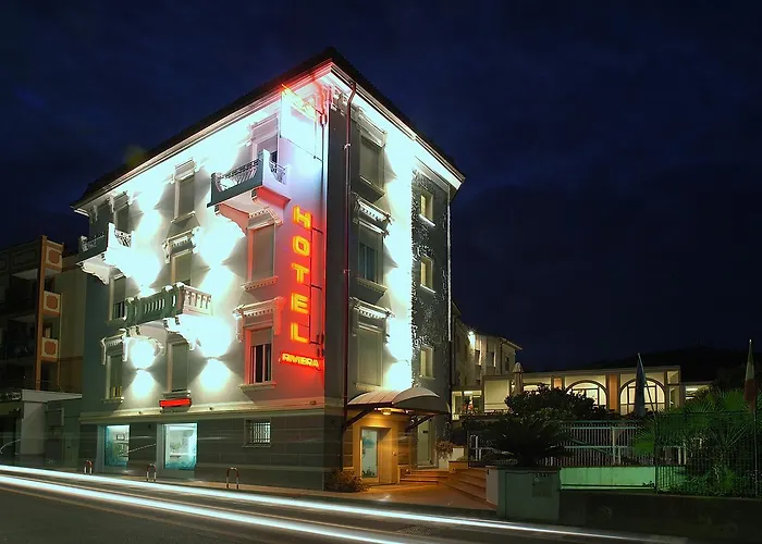 Hotel Riviera 3 Stelle con piscina estiva gratuita e garage a pagamento Spotorno